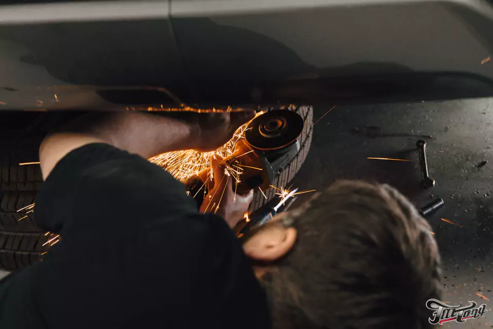 Разработали и изготовили кронштейн для запасного колеса Lexus LX500
